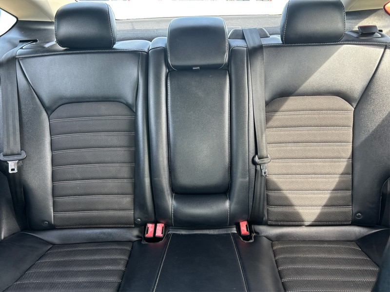 Ford Fusion Vehicle Full-screen Gallery Image 11