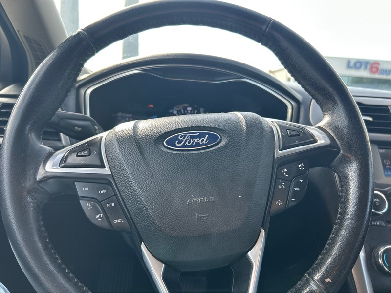 Ford Fusion Vehicle Full-screen Gallery Image 12