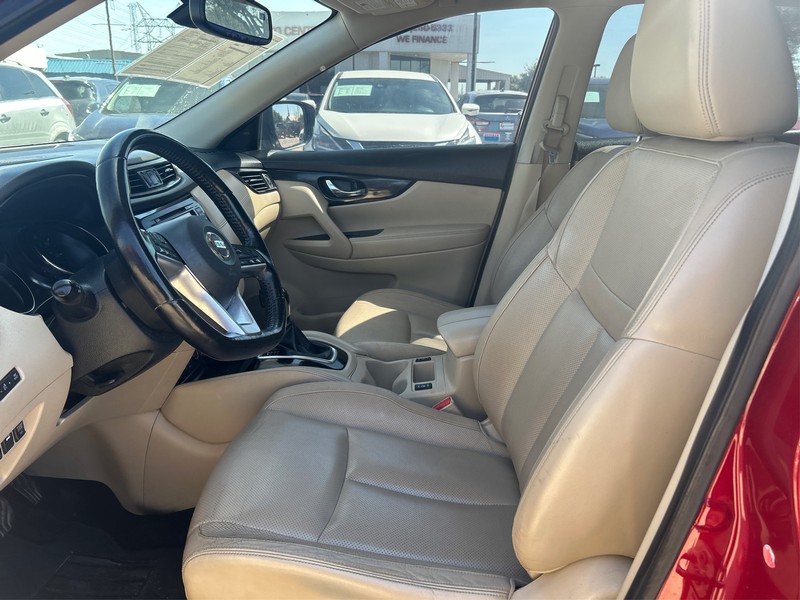 Nissan Rogue Vehicle Full-screen Gallery Image 08
