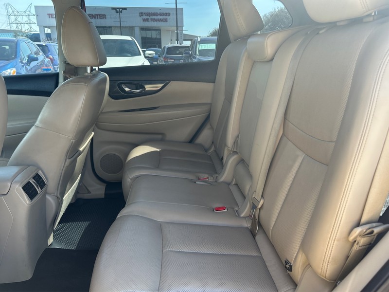 Nissan Rogue Vehicle Full-screen Gallery Image 09