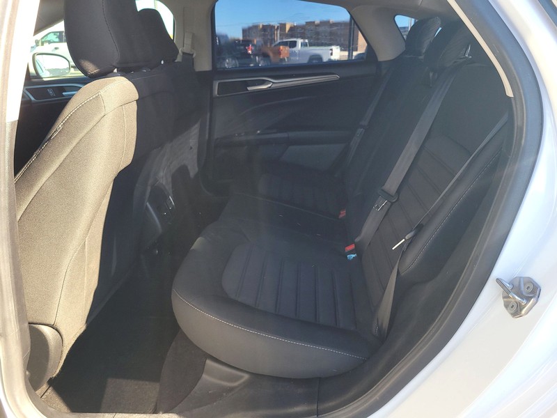Ford Fusion Hybrid Vehicle Full-screen Gallery Image 10