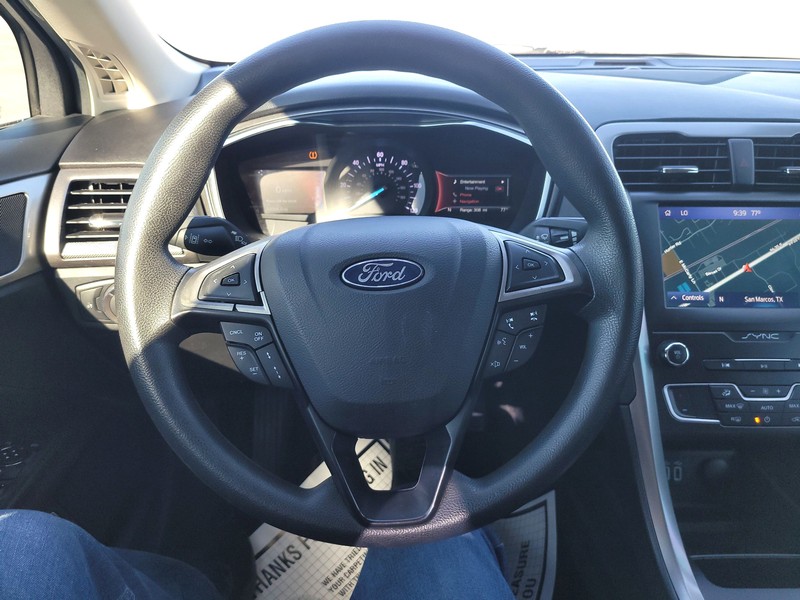 Ford Fusion Hybrid Vehicle Full-screen Gallery Image 13