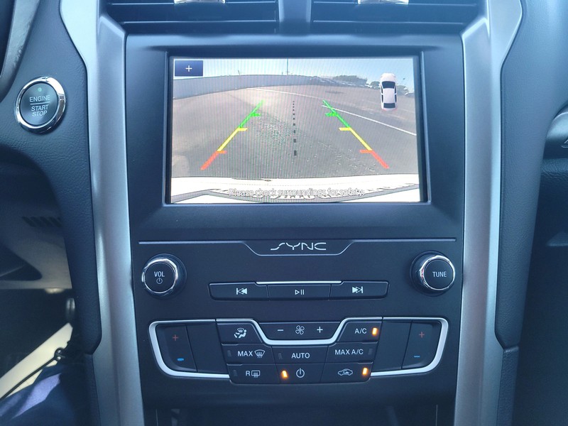 Ford Fusion Hybrid Vehicle Full-screen Gallery Image 17