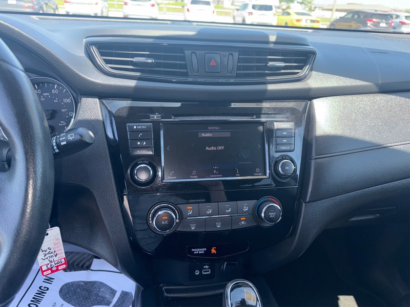 Nissan Rogue Vehicle Full-screen Gallery Image 12