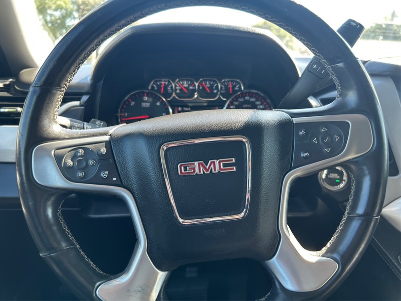 GMC Yukon Vehicle Full-screen Gallery Image 14