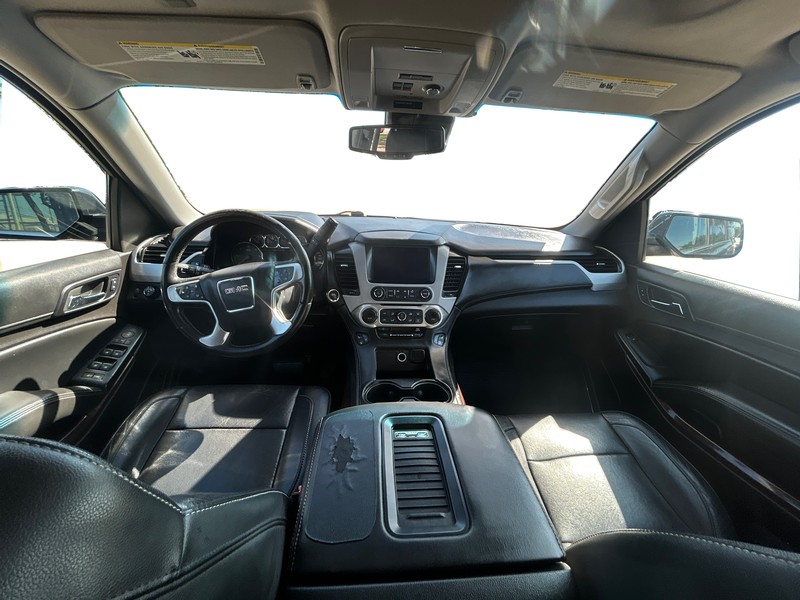 GMC Yukon Vehicle Full-screen Gallery Image 15