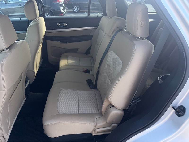 Ford Explorer Vehicle Full-screen Gallery Image 10