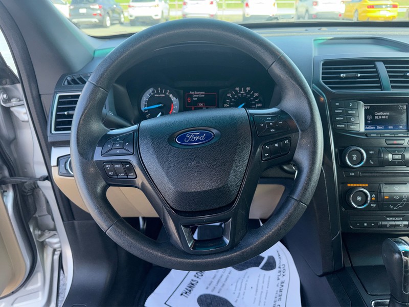 Ford Explorer Vehicle Full-screen Gallery Image 14