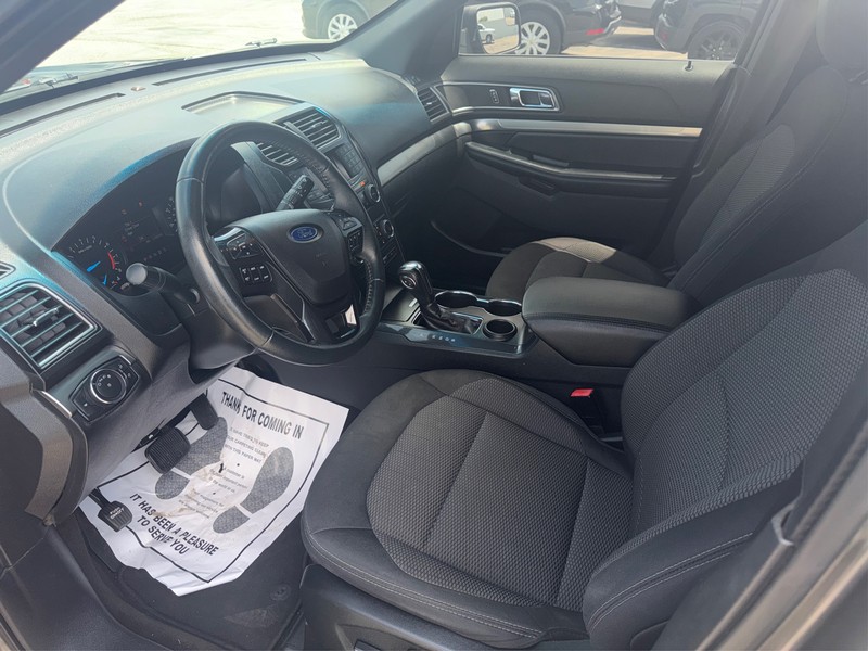 Ford Explorer Vehicle Full-screen Gallery Image 09
