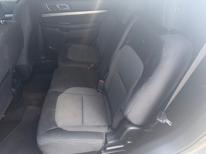 Ford Explorer Vehicle Full-screen Gallery Image 10