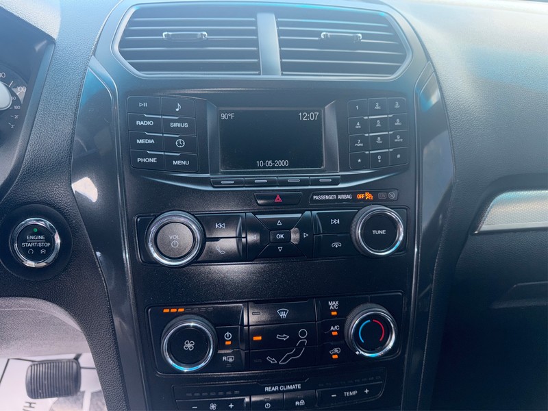 Ford Explorer Vehicle Full-screen Gallery Image 12