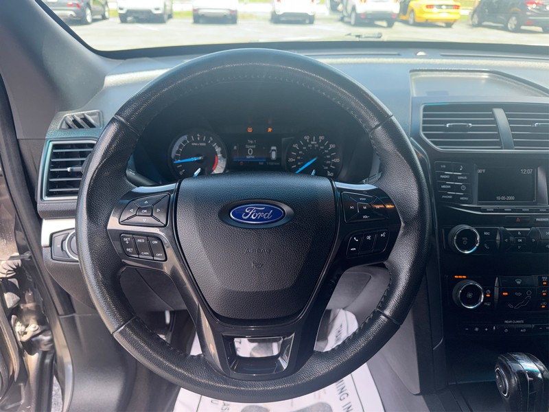 Ford Explorer Vehicle Full-screen Gallery Image 14