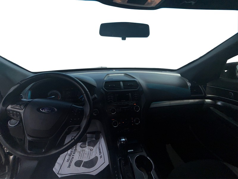 Ford Explorer Vehicle Full-screen Gallery Image 16