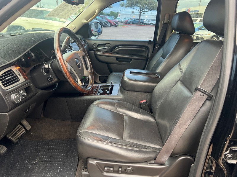 GMC Yukon XL Vehicle Full-screen Gallery Image 8