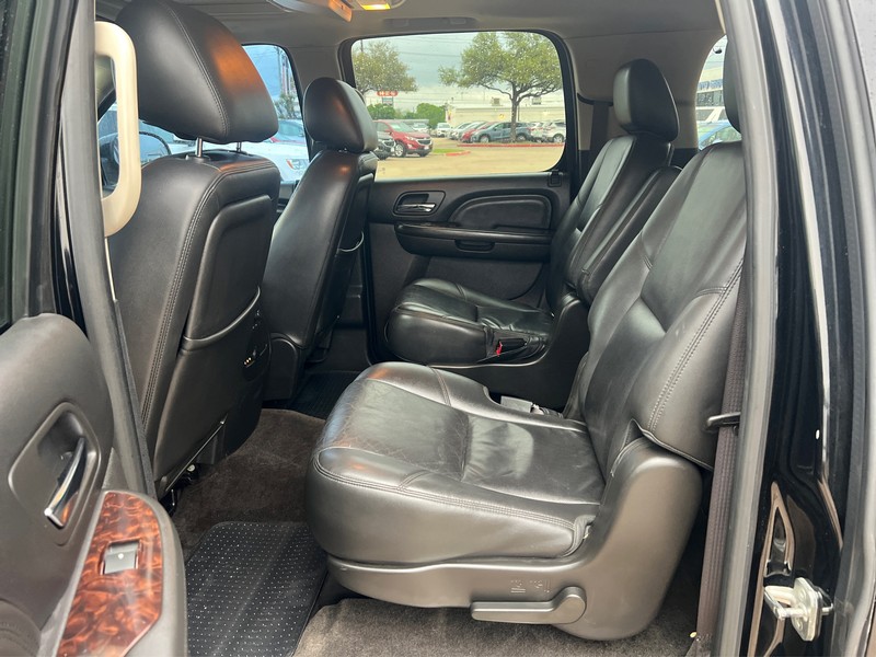 GMC Yukon XL Vehicle Full-screen Gallery Image 9