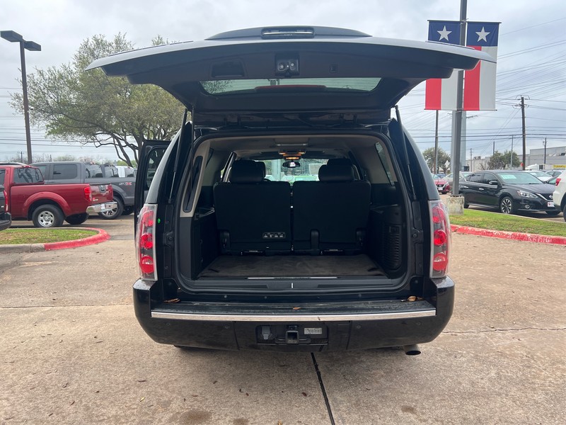 GMC Yukon XL Vehicle Full-screen Gallery Image 10