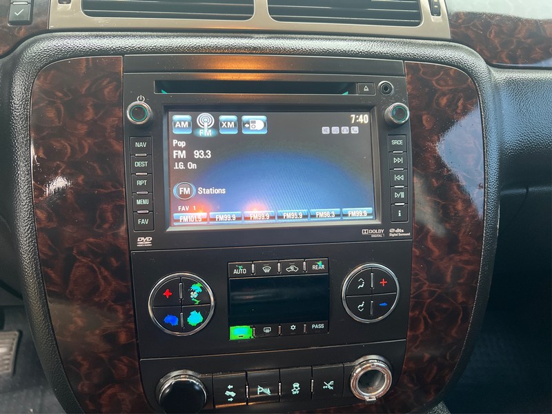 GMC Yukon XL Vehicle Full-screen Gallery Image 11