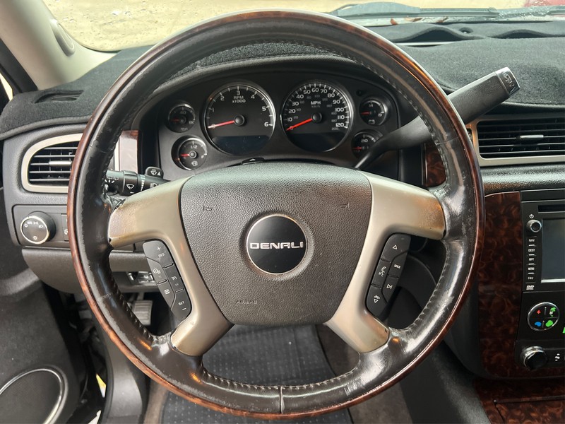 GMC Yukon XL Vehicle Full-screen Gallery Image 13