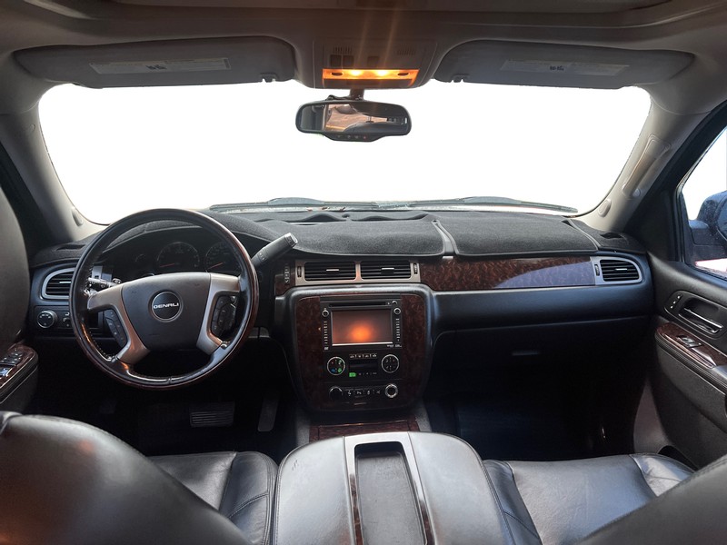 GMC Yukon XL Vehicle Full-screen Gallery Image 14