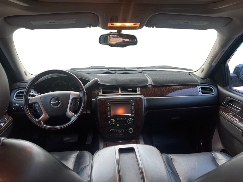GMC Yukon XL Vehicle Full-screen Gallery Image 15