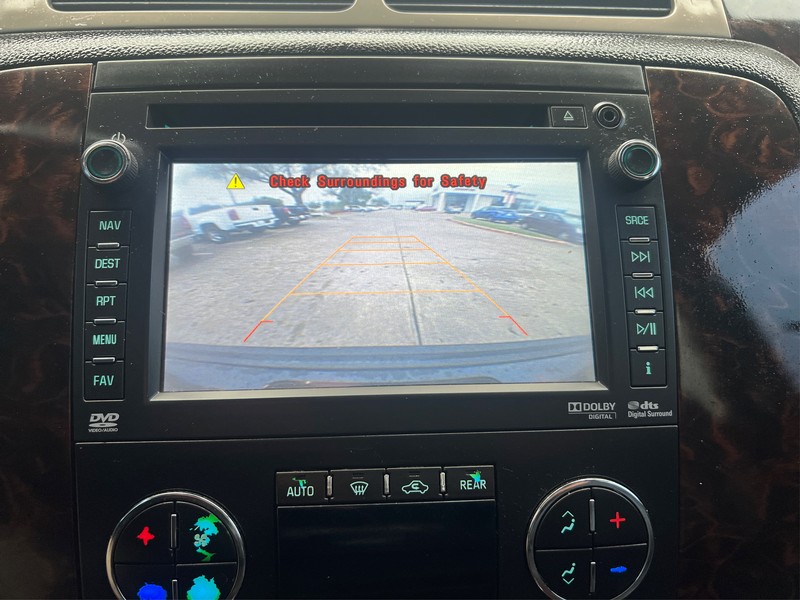 GMC Yukon XL Vehicle Full-screen Gallery Image 16