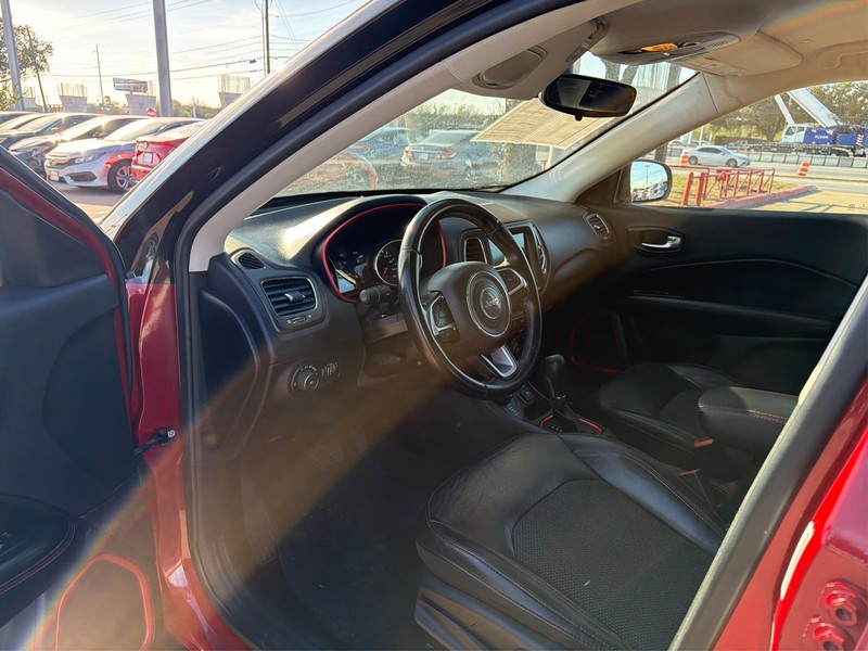 Jeep Compass Vehicle Full-screen Gallery Image 9