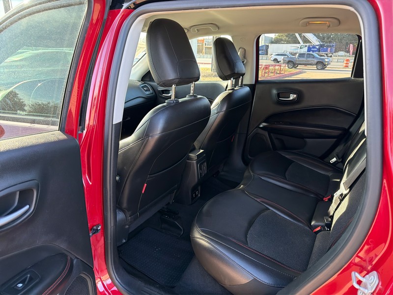 Jeep Compass Vehicle Full-screen Gallery Image 10