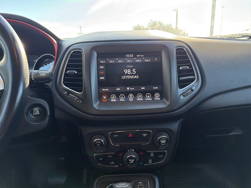 Jeep Compass Vehicle Full-screen Gallery Image 12