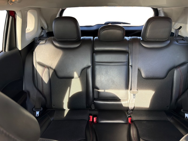 Jeep Compass Vehicle Full-screen Gallery Image 13