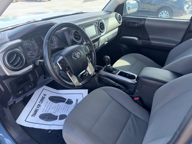 Toyota Tacoma 2WD Vehicle Full-screen Gallery Image 09
