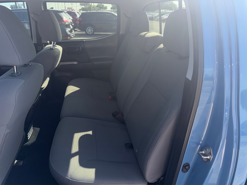 Toyota Tacoma 2WD Vehicle Full-screen Gallery Image 10