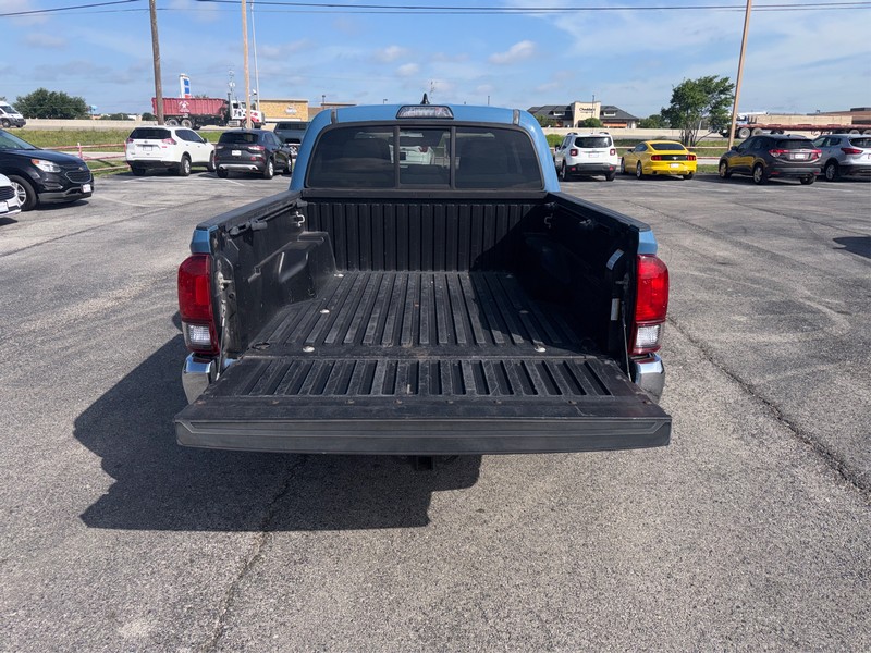 Toyota Tacoma 2WD Vehicle Full-screen Gallery Image 11