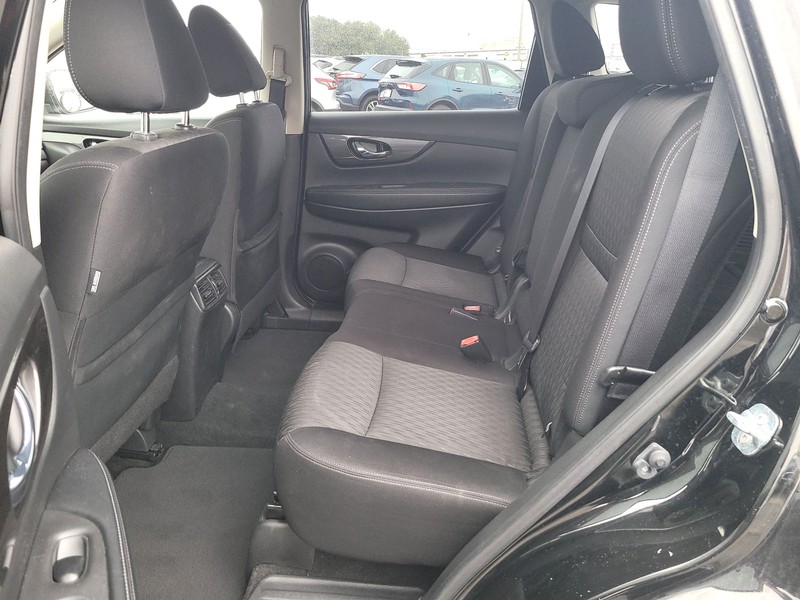 Nissan Rogue Vehicle Full-screen Gallery Image 10