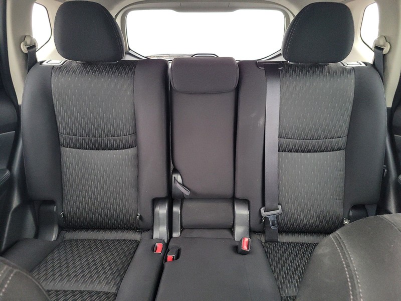 Nissan Rogue Vehicle Full-screen Gallery Image 13