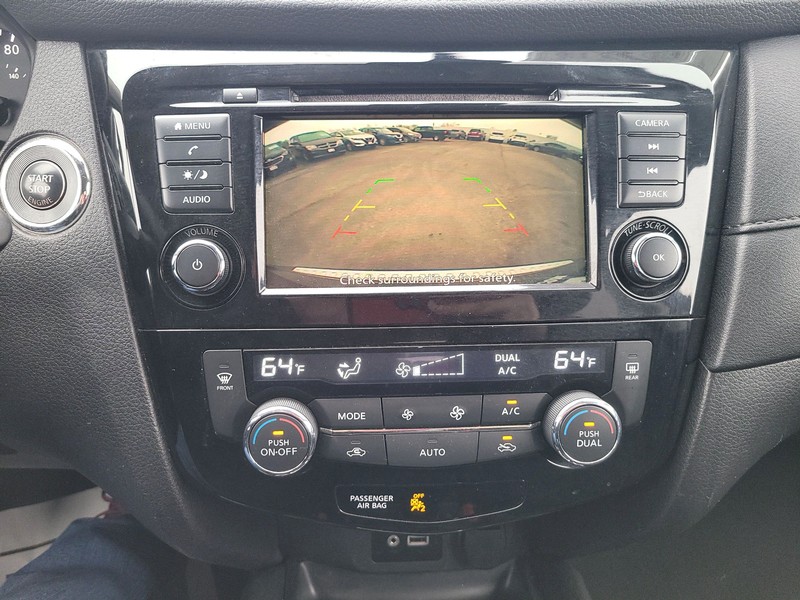 Nissan Rogue Vehicle Full-screen Gallery Image 17