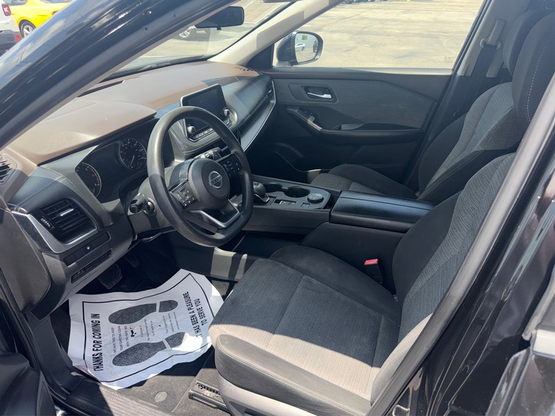 Nissan Rogue Vehicle Full-screen Gallery Image 09