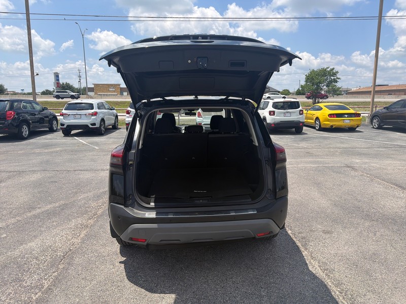 Nissan Rogue Vehicle Full-screen Gallery Image 11