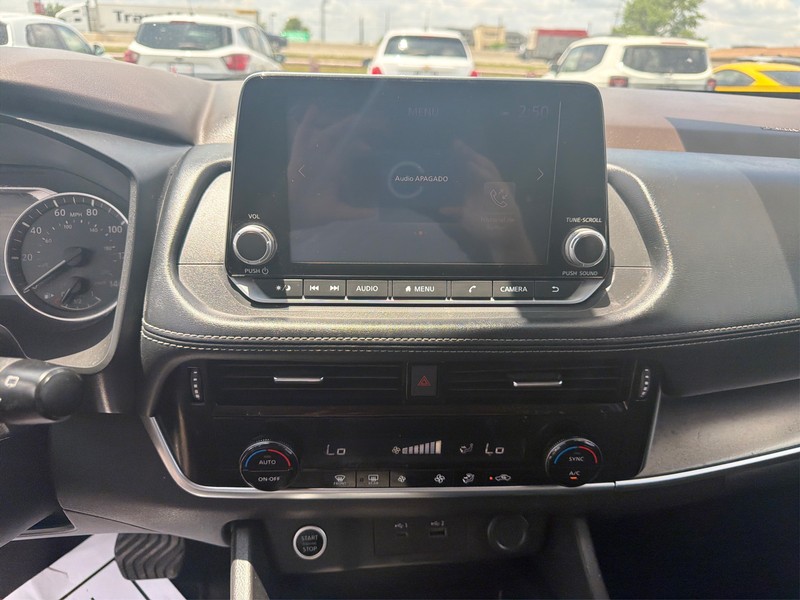 Nissan Rogue Vehicle Full-screen Gallery Image 12