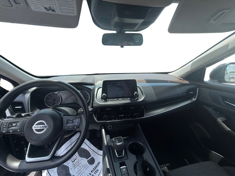 Nissan Rogue Vehicle Full-screen Gallery Image 16