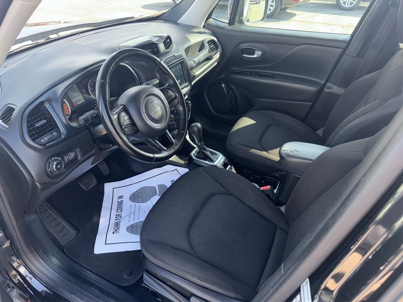 Jeep Renegade Vehicle Full-screen Gallery Image 9