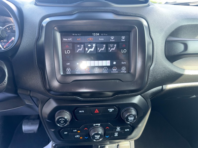 Jeep Renegade Vehicle Full-screen Gallery Image 12