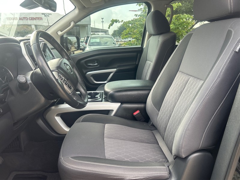 Nissan Titan Vehicle Full-screen Gallery Image 9
