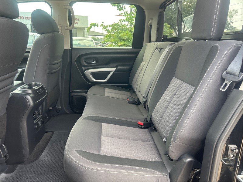 Nissan Titan Vehicle Full-screen Gallery Image 10
