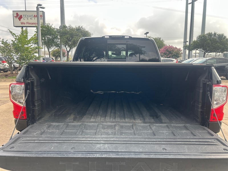 Nissan Titan Vehicle Full-screen Gallery Image 11