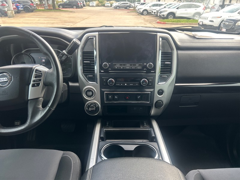 Nissan Titan Vehicle Full-screen Gallery Image 12
