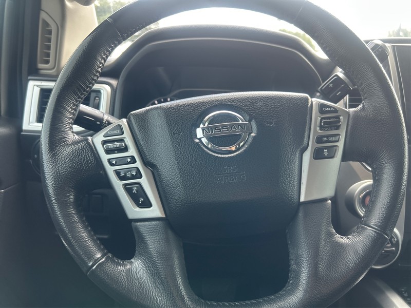 Nissan Titan Vehicle Full-screen Gallery Image 14