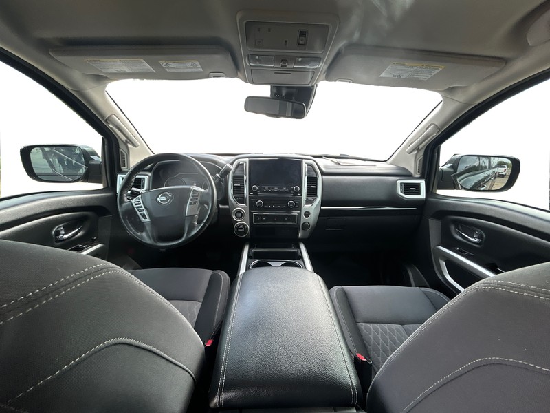 Nissan Titan Vehicle Full-screen Gallery Image 15