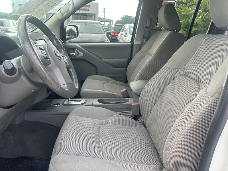 Nissan Frontier Vehicle Full-screen Gallery Image 09