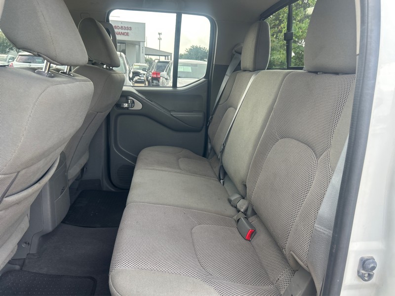 Nissan Frontier Vehicle Full-screen Gallery Image 10