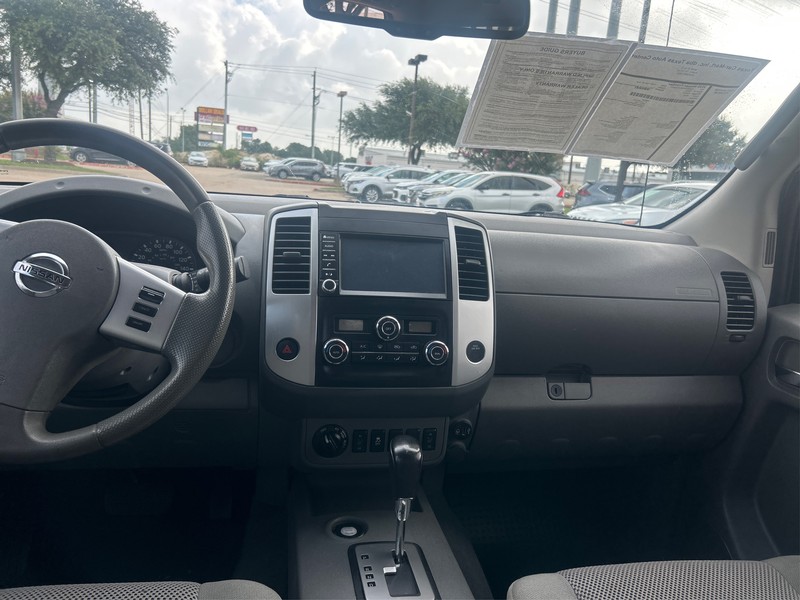 Nissan Frontier Vehicle Full-screen Gallery Image 12